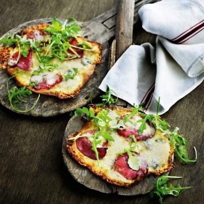 Pizza med gorgonzola og frisk bresaola_600x600px